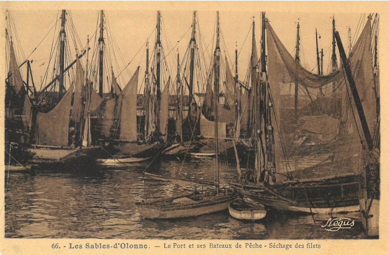 Carte postale ancienne Sables-d'Olonne - Port bateaux
