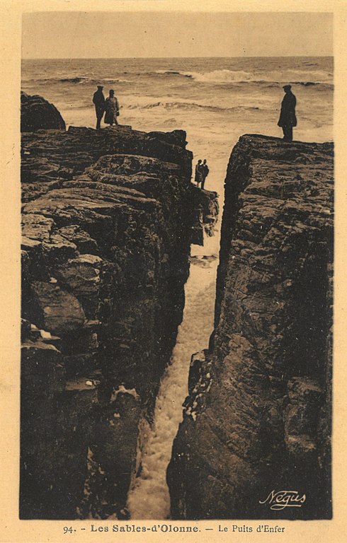 Carte postale ancienne Sables-d'Olonne - Puits Enfer 1