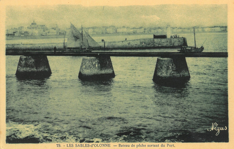 Carte postale ancienne Sables-d'Olonne - Sortie du port