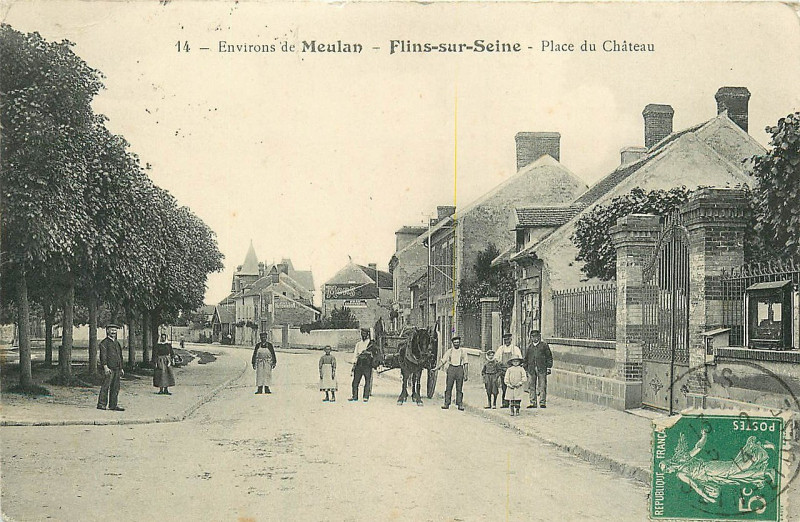 Carte postale ancienne L2657 - Flins-sur-Seine - Place du chateau