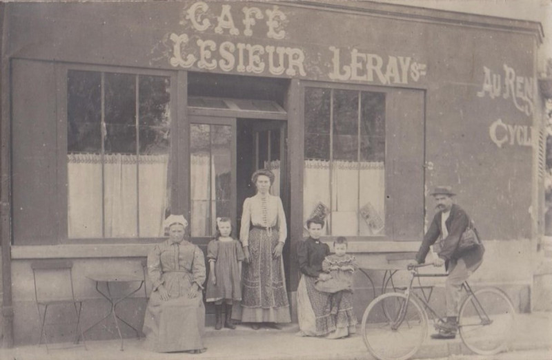 Carte postale ancienne L2713 - Flins-sur-Seine - Scène de rue