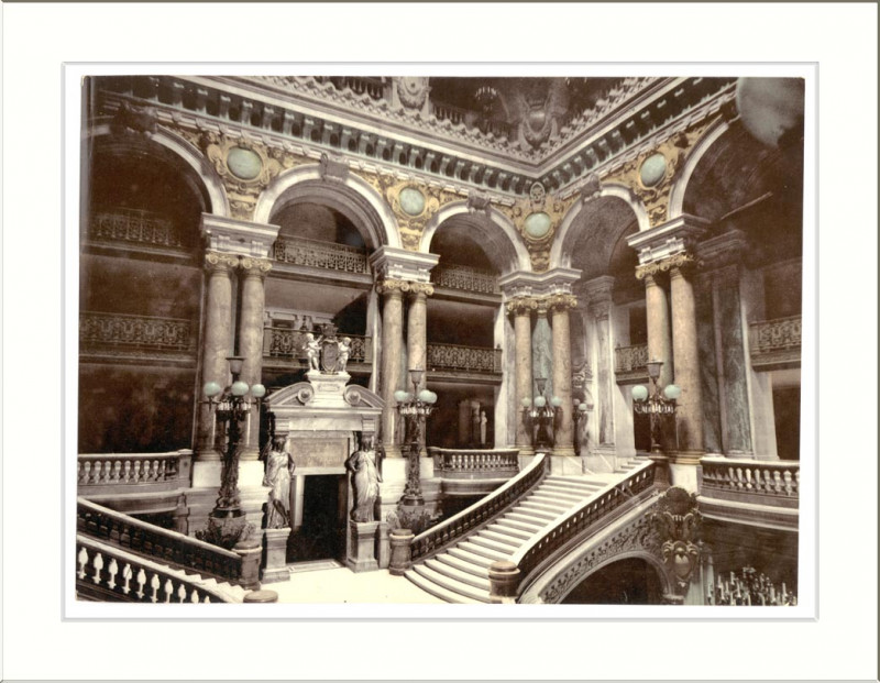 Carte postale ancienne Building interior with staircase