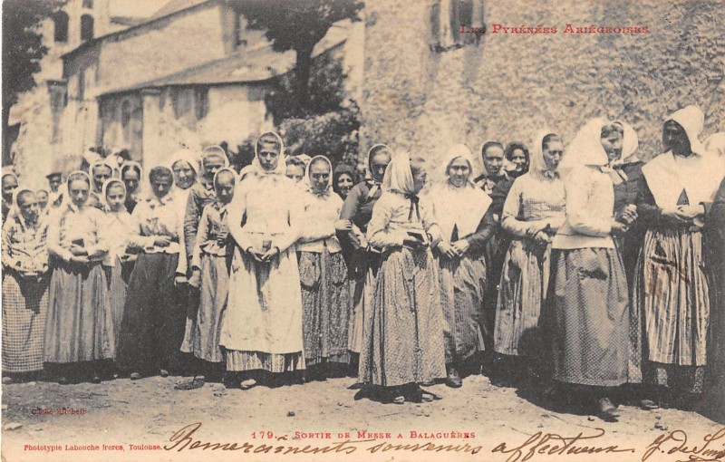 Carte postale ancienne Sortie de messe à Balaguères