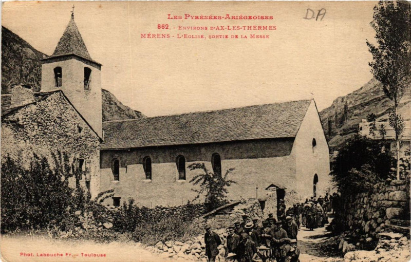 Carte postale ancienne Sortie de messe à Mérens