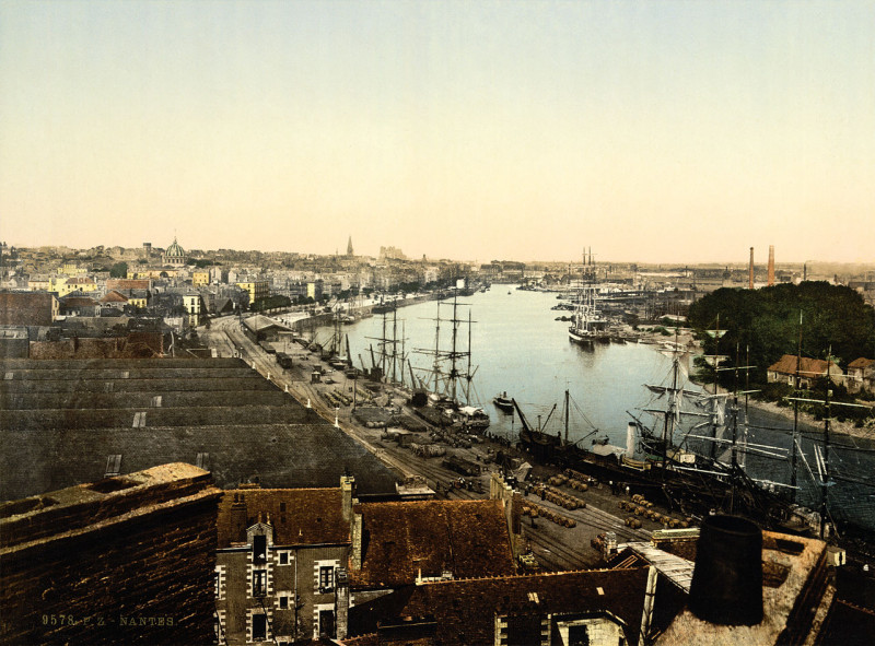 Carte postale ancienne La ville et le port à Nantes