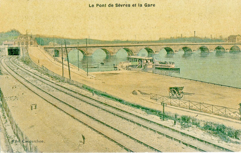 Carte postale ancienne Couderchon - Le Pont de Sèvres et la Gare à Sèvres