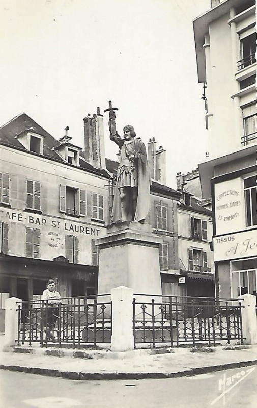 Carte postale ancienne L2864 - Lagny-sur-Marne - Statue Jeanne d'Arc