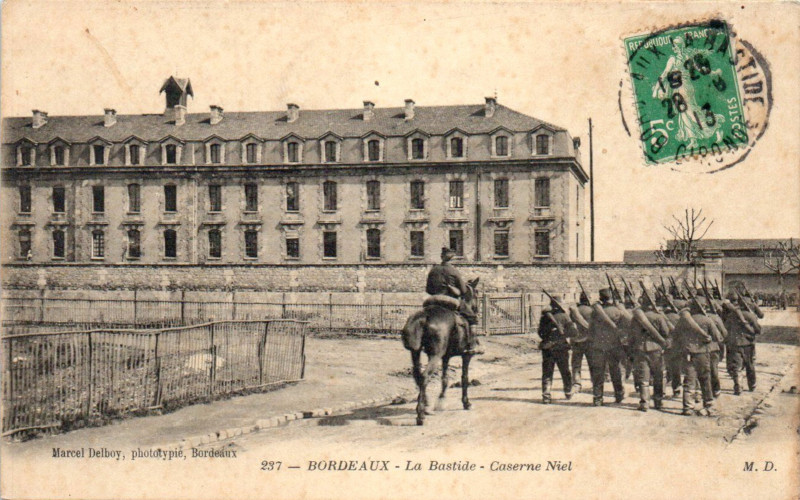 Carte postale ancienne Bordeaux-Bastide - Caserne Niel - 18e escadron du train (Delboy) à Bordeaux