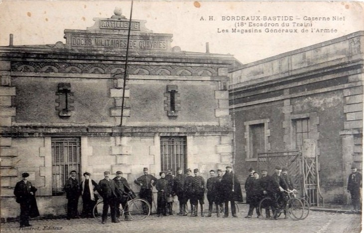 Carte postale ancienne Bordeaux-Bastide - Caserne Niel - 18e escadron du train - Magasins Généraux de l'Armée à Bordeaux