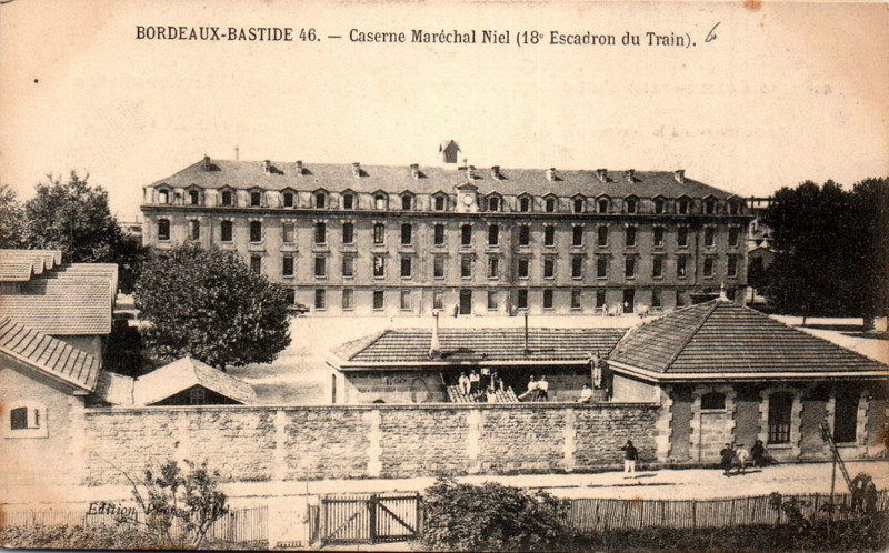 Carte postale ancienne Bordeaux-Bastide - Caserne Niel - 18e escadron du train 7 à Bordeaux