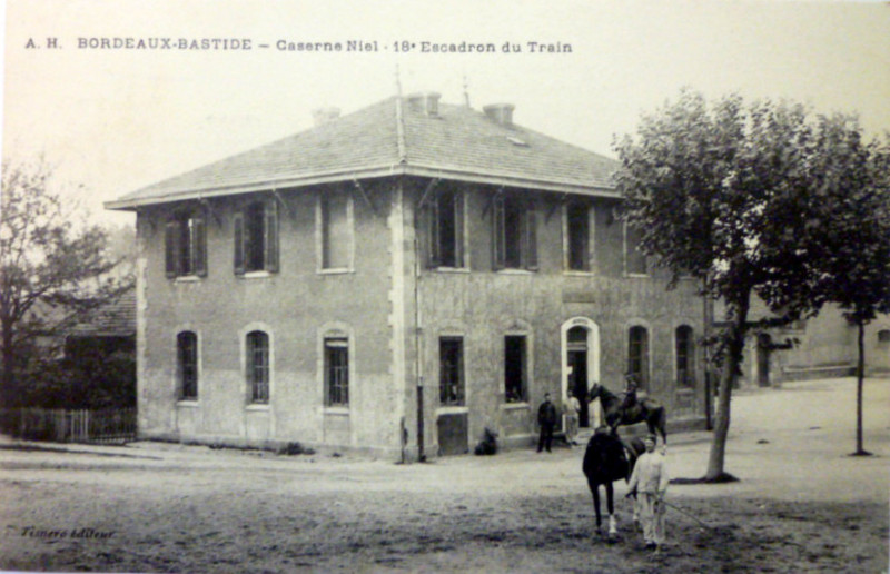 Carte postale ancienne Bordeaux-Bastide - Caserne Niel - 18e escadron du train 8 à Bordeaux
