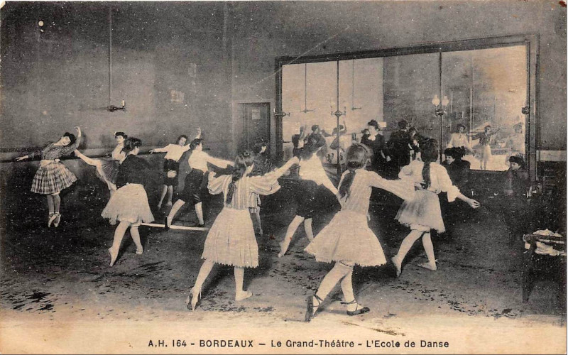 Carte postale ancienne Bordeaux place de la comedie Grand théâtre 2 à Bordeaux