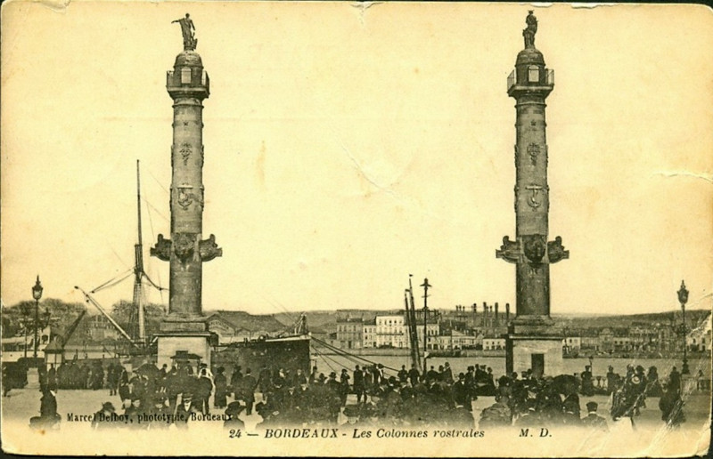 Carte postale ancienne Bordeaux - Les colonnes rostrales 2 à Bordeaux