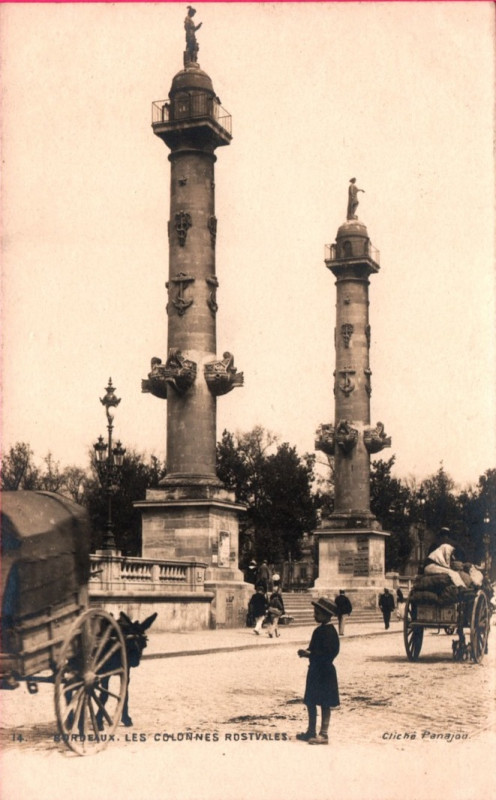 Carte postale ancienne Bordeaux - Les colonnes rostrales à Bordeaux