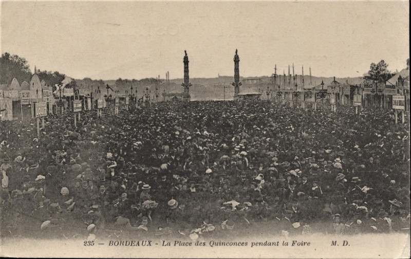 Carte postale ancienne Bordeaux Place des Quinconces jour de fête 4 à Bordeaux