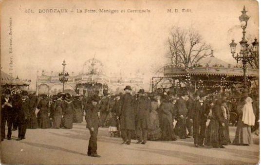 Carte postale ancienne Bordeaux Place des Quinconces jour de fête 7 à Bordeaux
