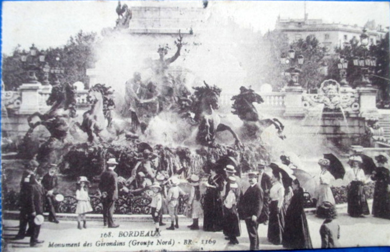Carte postale ancienne Bordeaux Place des Quinconces jour de fête 8 à Bordeaux