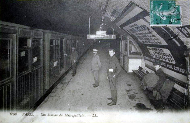 Carte postale ancienne Une station de Metropolitain à Paris 15e