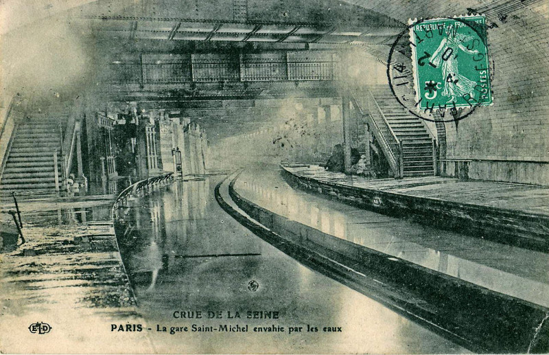Carte postale ancienne Paris Inondations La Gare Saint-Michel envahie par les-Eaux à Paris