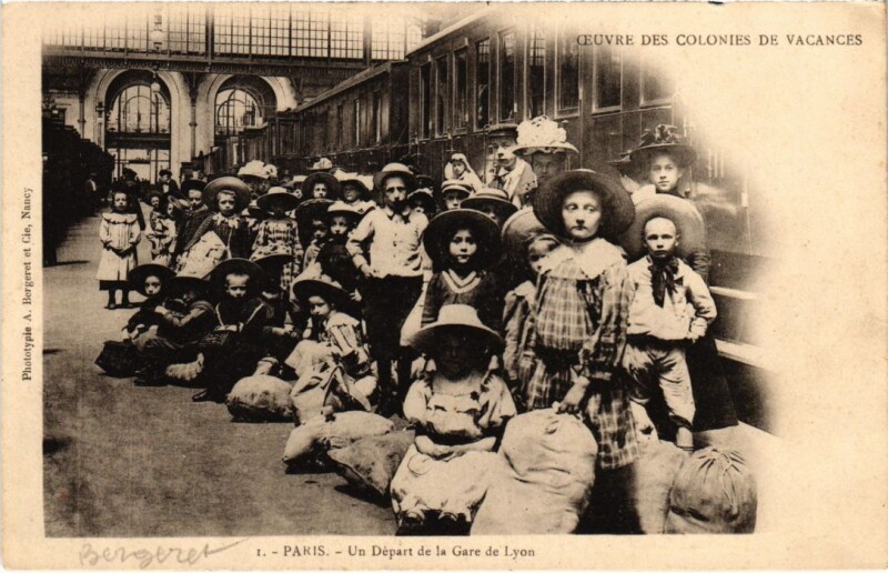 Carte postale ancienne Paris 12e Un Depart Gare de Lyon Oeuvre des Colonies de Vacances à Paris 12e