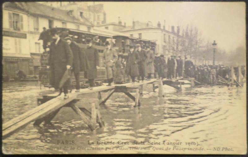 Carte postale ancienne Paris - La Grande Crue de la Seine (anvier 1910) - Retablissement de la Circulation par Passerelles au Quai de Passy inonde - Nd Phot
