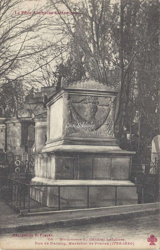 Carte postale ancienne Le Père-Lachaise - Monument du Général Lefebvre à Paris 20e