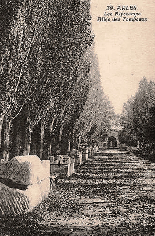 Carte postale ancienne Arles Alyscamps allée des tombeaux