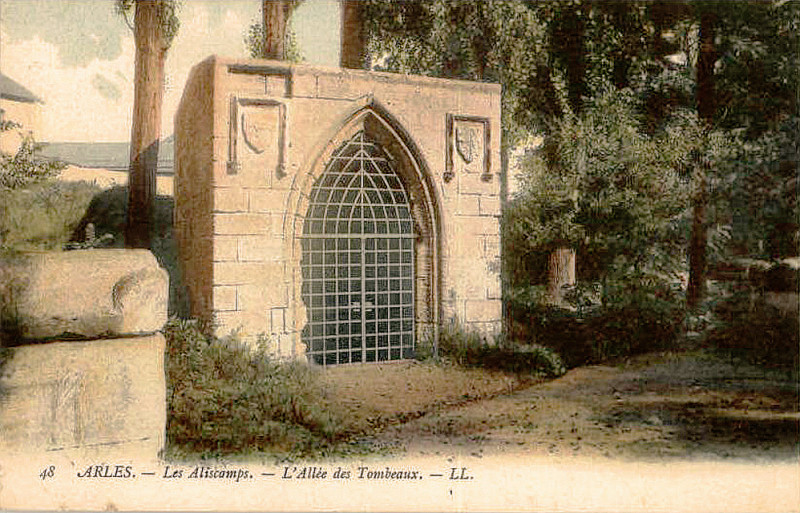 Carte postale ancienne Arles Alyscamps tombeau