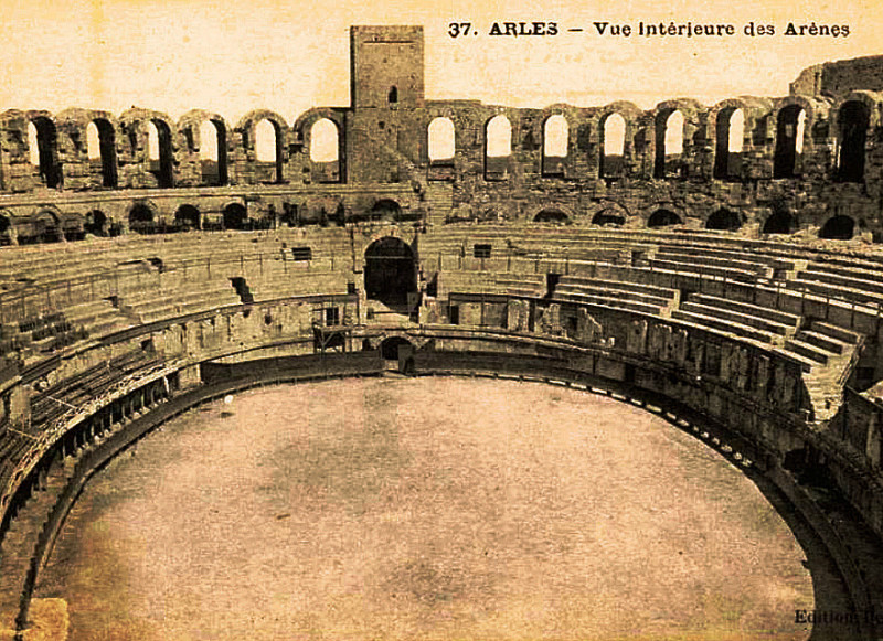Carte postale ancienne Arles Arènes intérieur