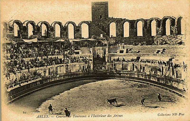 Carte postale ancienne Arles Arènes pendant une corrida
