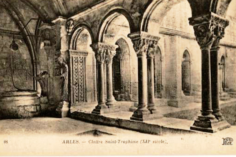 Carte postale ancienne Arles St Trophime vue du cloitre