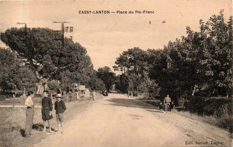 Carte postale ancienne Cassy - place du Pin-franc