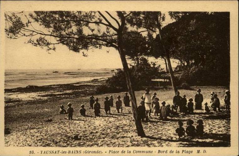 Carte postale ancienne Taussat-les-bains - La place de la commune