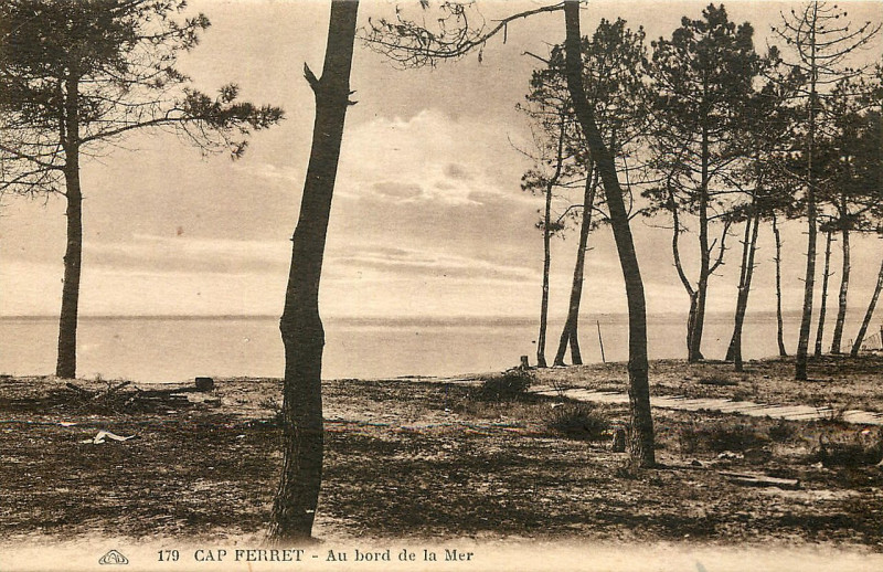 Carte postale ancienne Cap-Ferret - au bord de la mer