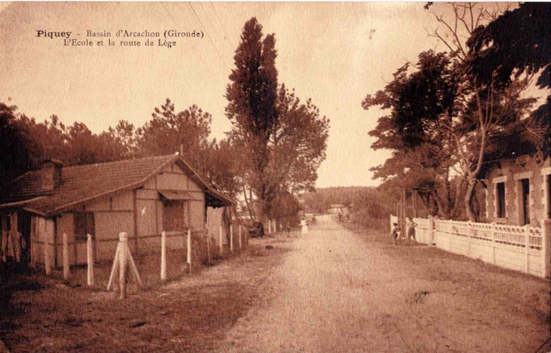 Carte postale ancienne Piquey - route de Lège