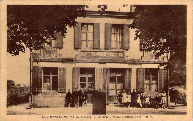 Carte postale ancienne Mesterrieux - Mairie et école 1