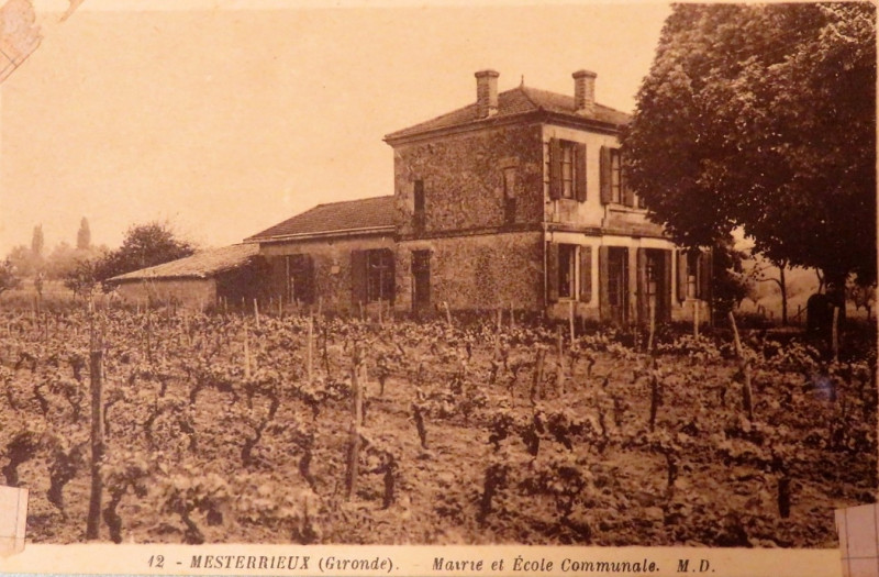 Carte postale ancienne Mesterrieux - Mairie et école 2
