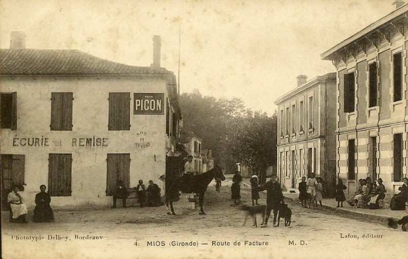 Carte postale ancienne Mios - route de Facture 1