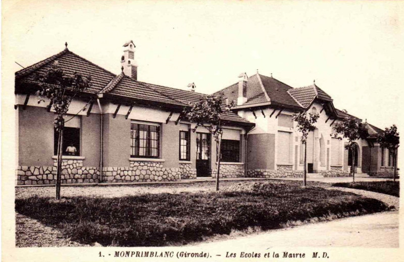 Carte postale ancienne Monprimblanc - Mairie et les écoles