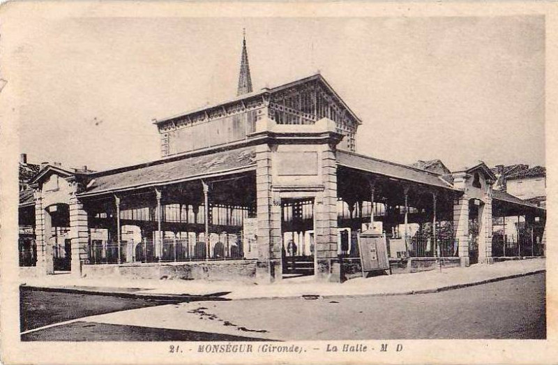 Carte postale ancienne Monségur - Halles 2