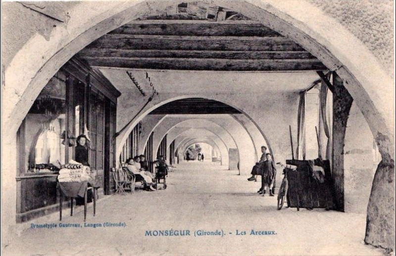 Carte postale ancienne Monségur - Les Arceaux