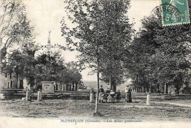 Carte postale ancienne Monségur - Les promenades 1