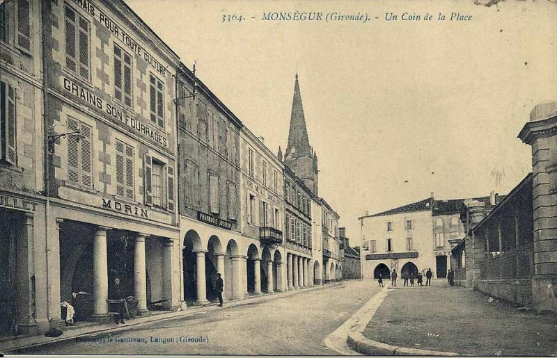 Carte postale ancienne Monségur - Place du marché 2