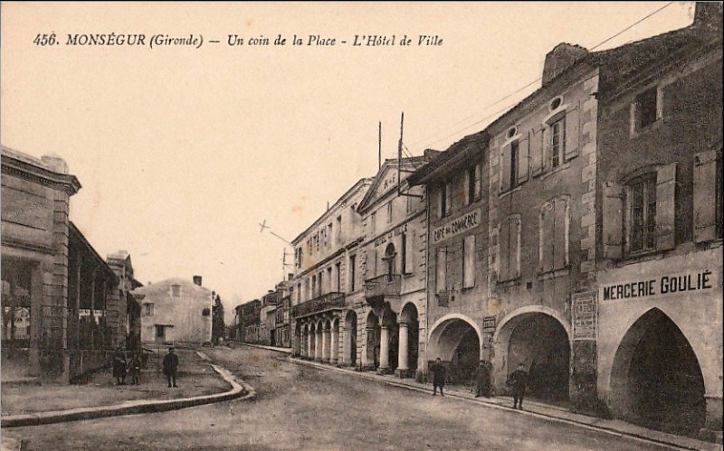 Carte postale ancienne Monségur - Place du marché 3