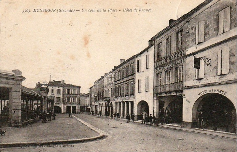 Carte postale ancienne Monségur - Place du marché 4