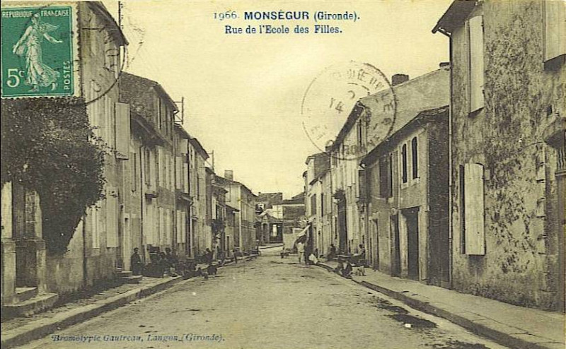 Carte postale ancienne Monségur - rue de l'école des filles