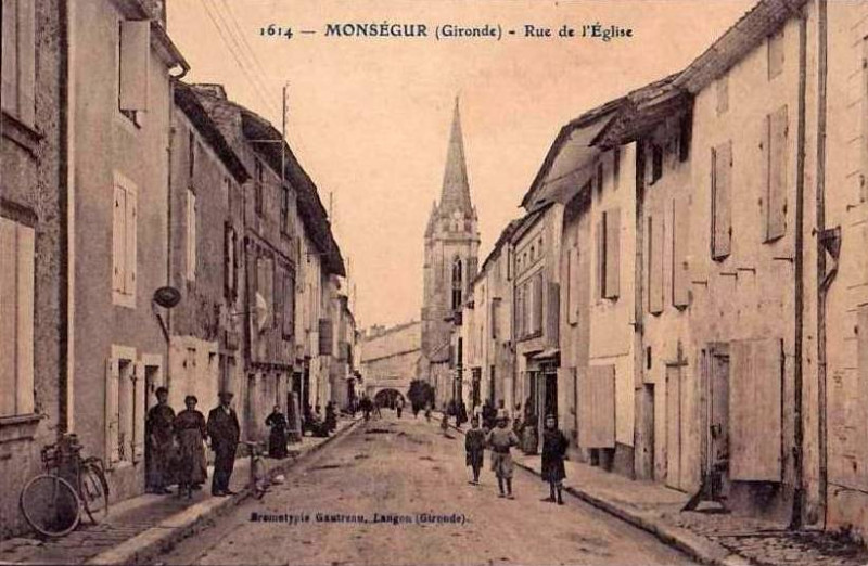 Carte postale ancienne Monségur - rue de l'église