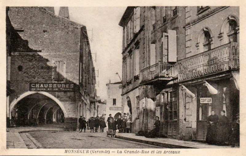 Carte postale ancienne Monségur - rue principale 1