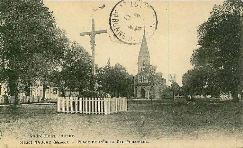 Carte postale ancienne Naujac-sur-mer - Place de l'église