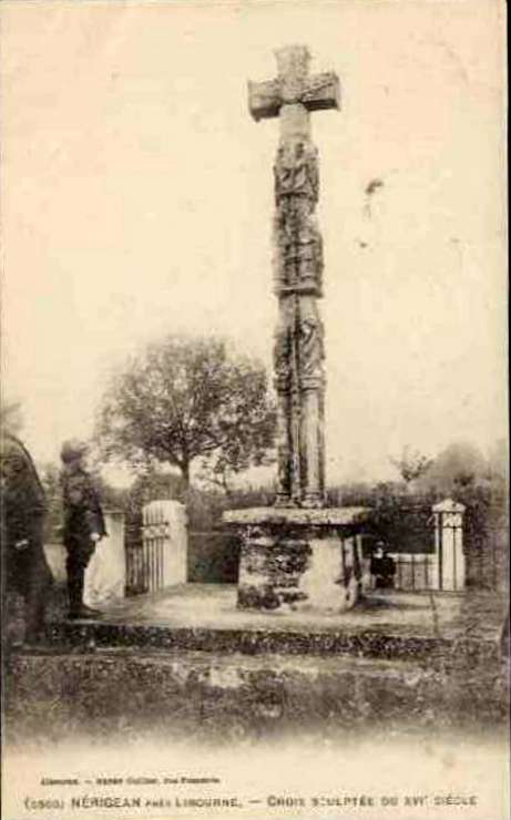 Carte postale ancienne Nérigean - Croix sculptée 1